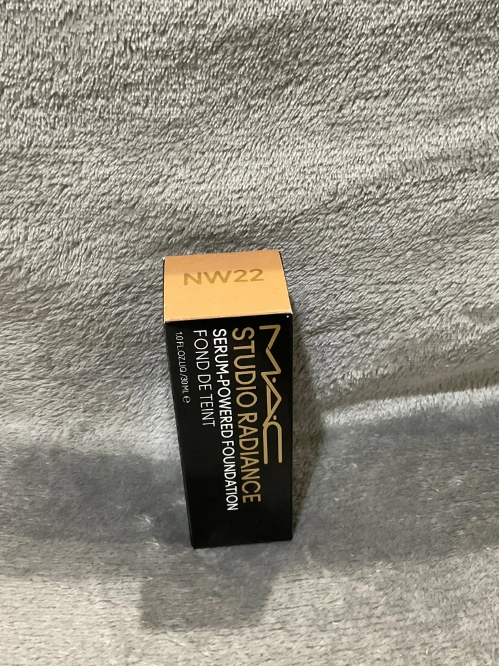 MAC studio radiance foundation NW22 NEW